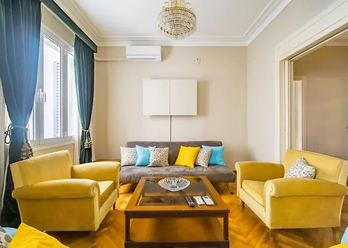 Emporikon Apartment Steps From Historic Center