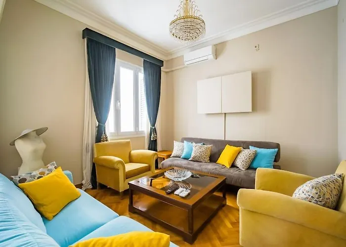 Emporikon Apartment Steps From Historic Center