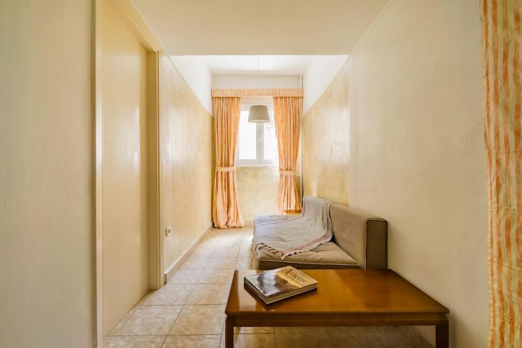 Apartment Emporikon Steps From Historic Center Athens