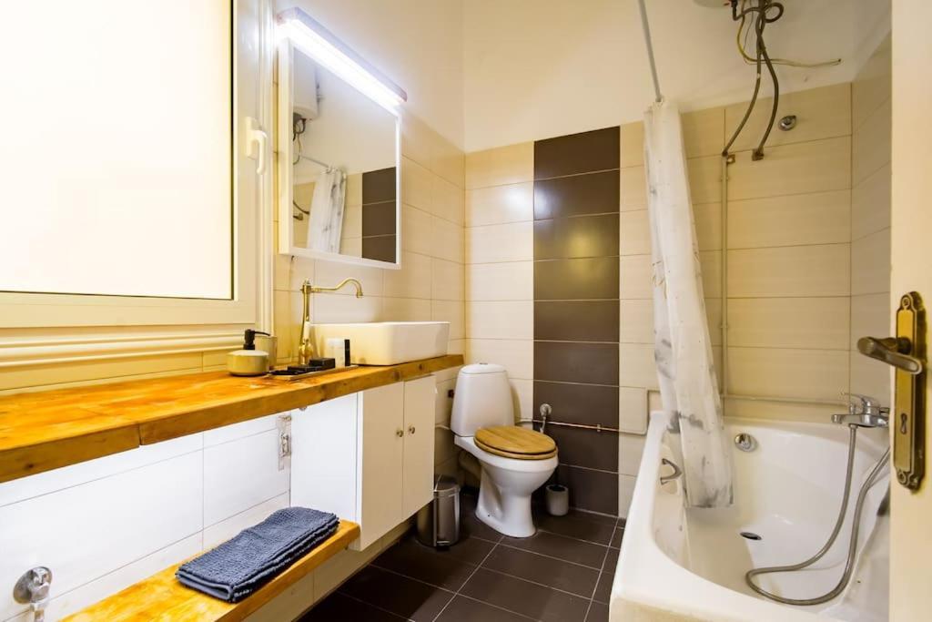 Apartment Emporikon Steps From Historic Center Athens